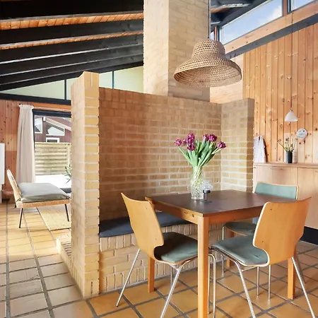 Charming 70s Retreat Near And Peaceful Vibe